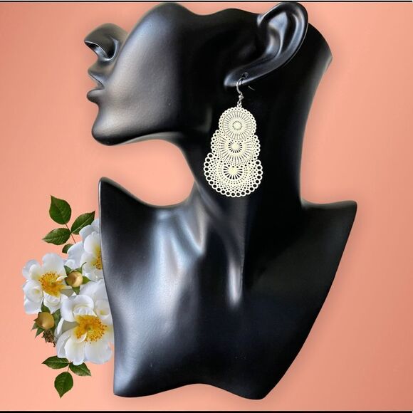3/$25❗️White Hollow Out Drop Earrings - Picture 1 of 3